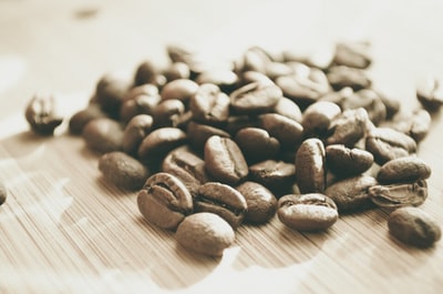 咖啡豆在褐色的表面
